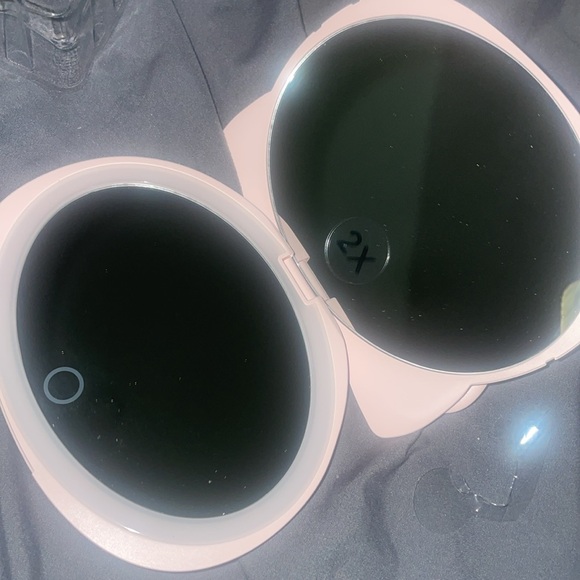 Hello Kitty® Kawaii Battery Compact Mirror with Special Finish - Picture 9 of 12